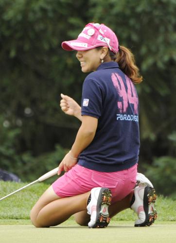 全米女子プロゴルフの第３ラウンド、９番でバーディーパットを決めガッツポーズする宮里美香