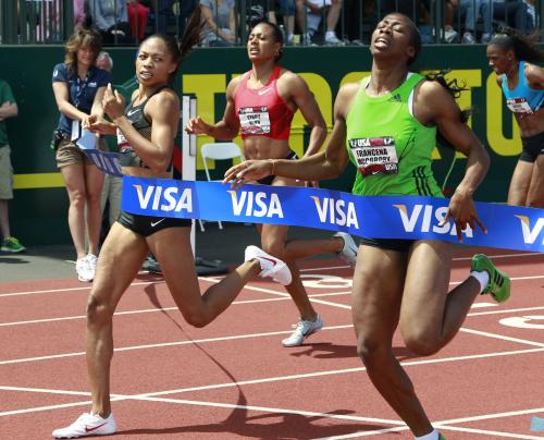 全米選手権女子４００メートルを制したフェリックス（左）