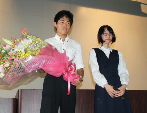 母校の埼玉県立春日部東高の生徒代表から花束を贈られた、「公務員ランナー」として注目されている川内優輝