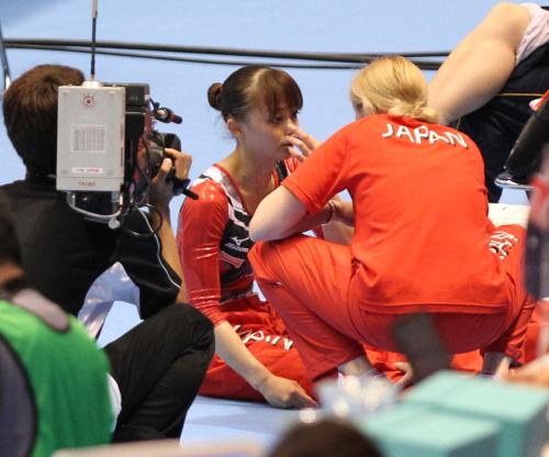 ＜体操　ジャパンカップ　女子個人総合＞競技終了後、悔し涙を流す田中（中）はアリーナ・コジッチコーチになぐめられる