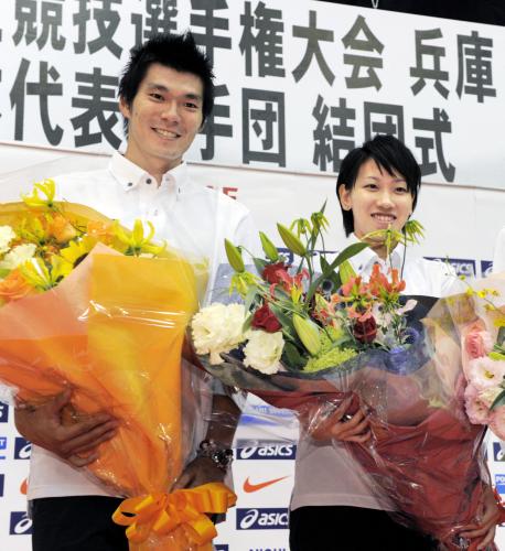 アジア陸上選手権の結団式で笑顔を見せる沢野大地（左）と福島千里