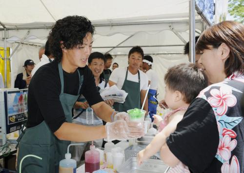 宮城県女川町の避難所で、かき氷を配る男子プロゴルフの石川遼（左）