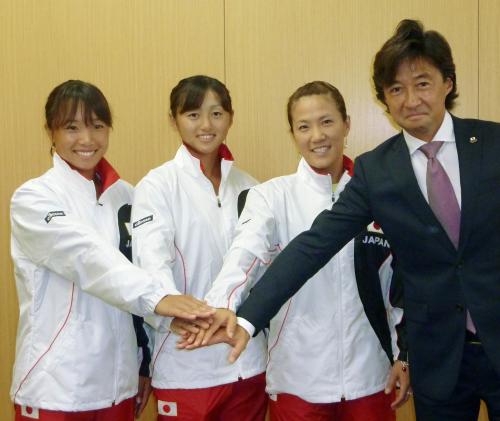 女子テニス、フェド杯の日本代表に選ばれた（左から）奈良くるみ、土居美咲、藤原里華。右端は村上武資監督
