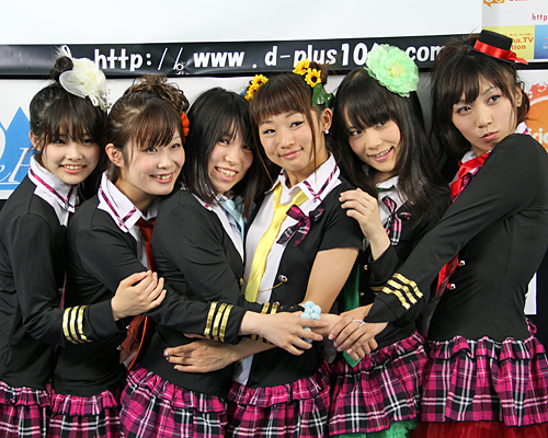 成田童夢アイドルユニットプロデュース発表会見に登場したＤ－ｓｉ☆’ｓの（左から）うーちゃん、ゆーりん、かおりん、きゃな、くらら、ゆかちん