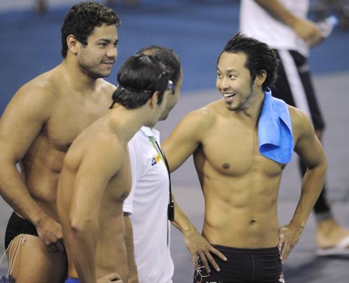 競泳会場で練習中、他国の選手らと談笑する北島康介（右）