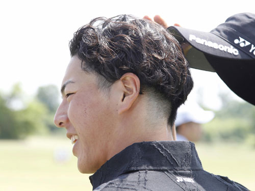＜サンクロレラ・クラシック練習日＞ラウンド前の練習場で、横と後ろを刈り上げた新しい髪型を披露する石川遼　