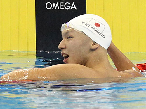 男子自由形１５００メートル予選で日本新をマークし、決勝進出を果たした宮本は笑顔でガッツポーズ