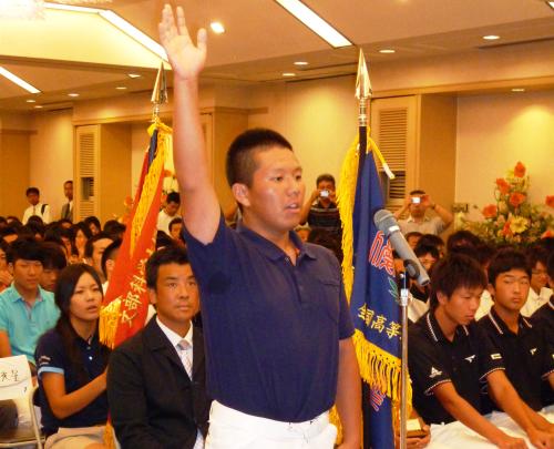 平成２３年度全国高校ゴルフ選手権大会開会式で選手宣誓を行う札幌光星高校の小西主将
