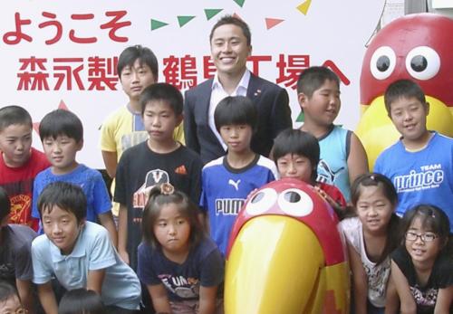 被災した茨城県北部の小学生たちと記念写真に納まる太田雄貴選手（後列中央）