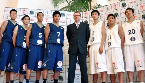 ユニホームを披露する日本バスケットボールリーグ２部へ正式加盟したプロチーム「兵庫ストークス」。中央はＢＴ・テーブスヘッドコーチ