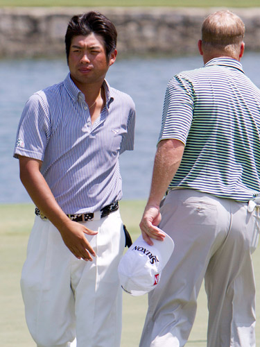 通算５オーバーの４５位に終わった池田勇太（左）は厳しい表情でホールアウト