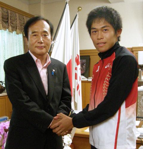 上田清司知事（左）と握手する世界陸上男子マラソン代表の公務員ランナー、川内優輝選手