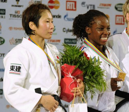 女子６３キロ級で金メダルを獲得したエマヌと銀の上野順恵（左）
