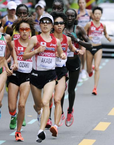 女子マラソン　２２キロ付近の先頭集団で走る（左から）尾崎好美、赤羽有紀子、伊藤舞と野尻あずさ（右端）