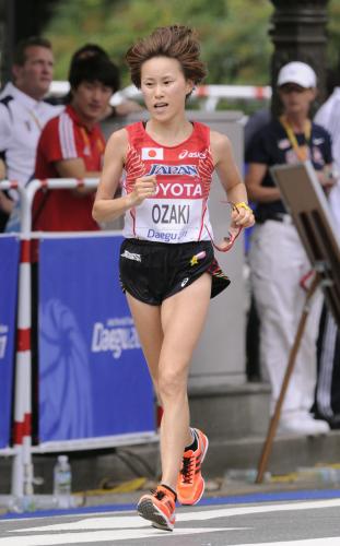女子マラソン　１８位でゴールする尾崎好美