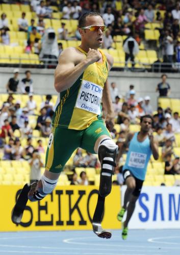 陸上の世界選手権男子４００メートル予選に出場し、準決勝進出を決めた義足のランナー、オスカー・ピストリウス