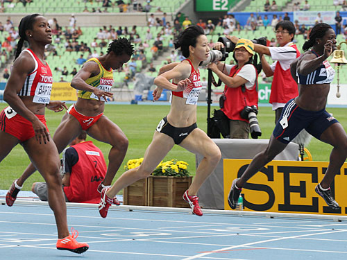 ＜女子１００メートル予選＞予選４組で２位でゴールし準決勝進出を決めた福島（右から２人目）