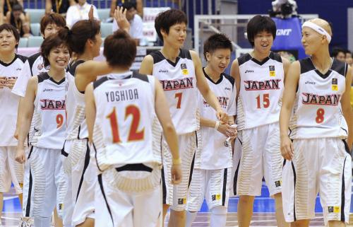 ＜日本・台湾＞大勝し、笑顔を見せる大神（右から３人目）ら日本代表