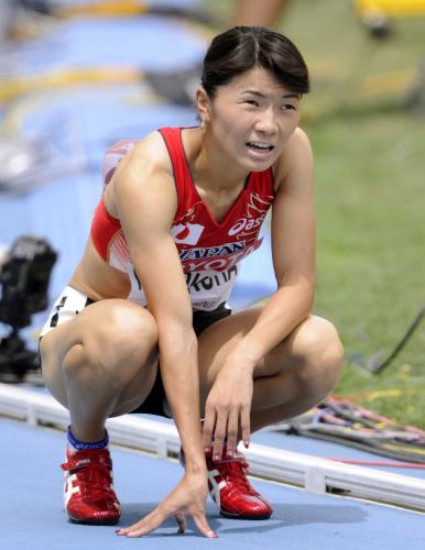女子４００メートル障害予選でゴール後、電光掲示板を見詰める、準決勝進出を決めた久保倉里美