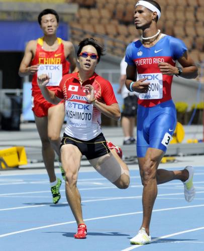 男子４００メートル障害予選で、49秒51で準決勝進出を決めた岸本鷹幸（中央）