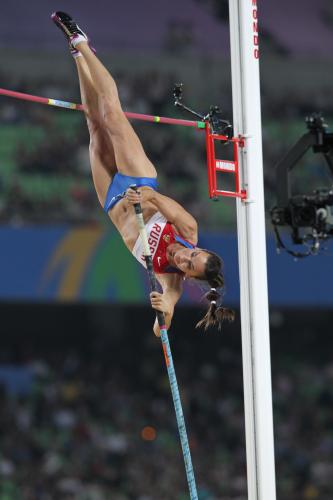 ４メートル８０の１回目の跳躍に失敗したロシアのイシンバエワ
