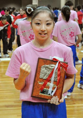 女子個人総合で優勝した日体大の内村春日