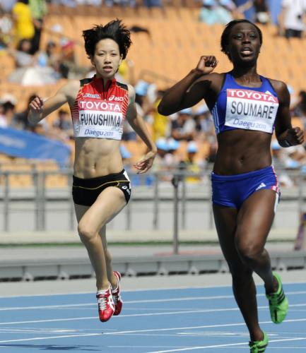 女子２００メートル予選で、23秒25でゴールする、準決勝進出を決めた福島千里（左）