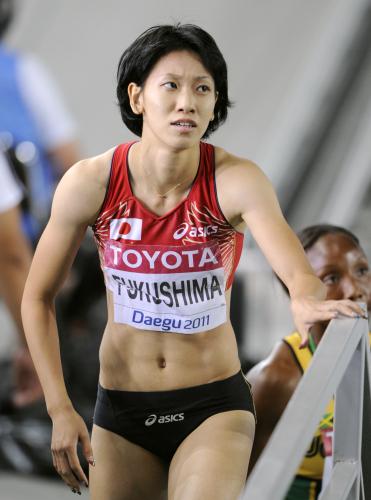 女子２００メートル準決勝のレース後、険しい表情で電光掲示板を見る福島千里