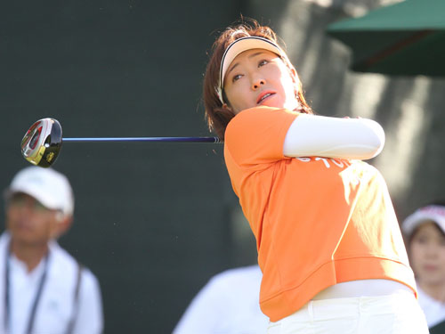 ＜日本女子プロゴルフ選手権初日＞１番、ティーショットを放つ福嶋晃子