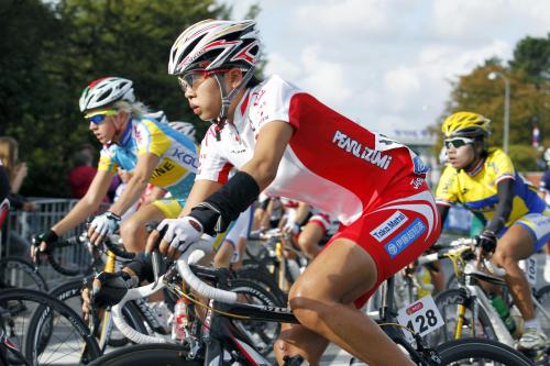 自転車ロード種目の世界選手権ロードレース女子で、力走する萩原麻由子