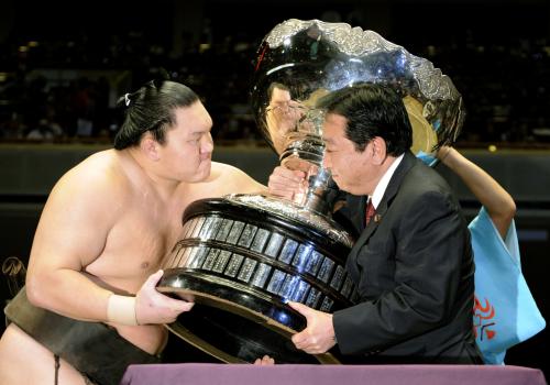 大相撲秋場所で20度目の優勝を果たし、野田首相から内閣総理大臣杯を授与される横綱白鵬