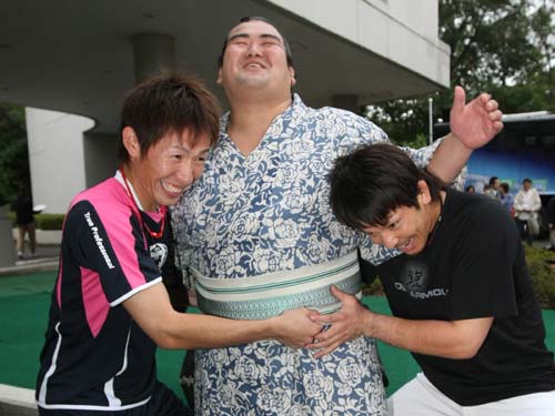 ＜西・ソ＞試合後、観戦に訪れた大関・琴奨菊を本多（左）と松田が２人がかりで押してもビクともせず