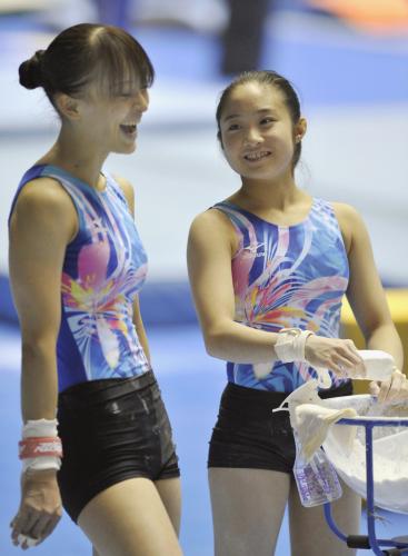 　世界選手権予選を前に、練習で笑顔を見せる田中理恵（左）と鶴見虹子