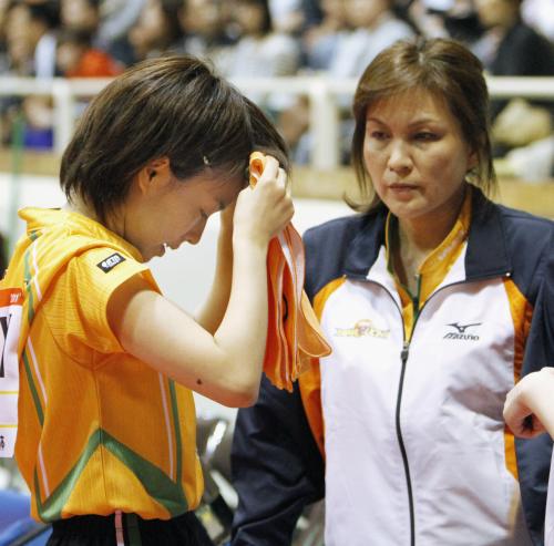 成年女子準々決勝で茨城・森薗にストレートで敗れた山口・石川。右は母親の石川監督
