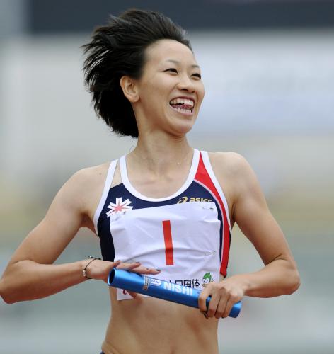 成年少年共通女子４００メートルリレーで優勝し、笑顔を見せる北海道のアンカー・福島