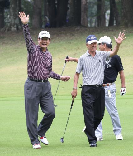 同組でゴルフを楽しんだ中畑氏（左）と松井会長