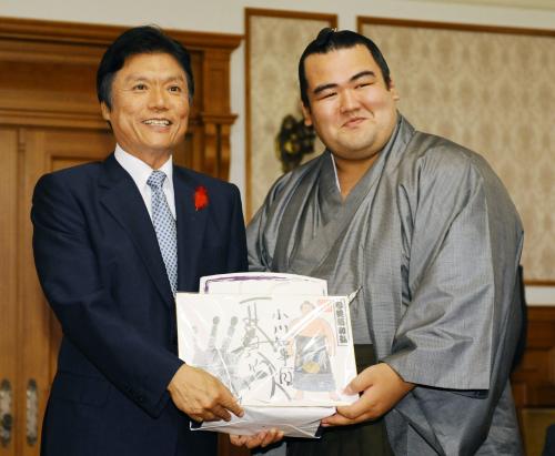 福岡県の小川洋知事（左）を表敬訪問し色紙を手渡す琴奨菊