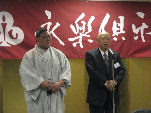 皇風（左）を激励する海老沢勝二・元横審委員長