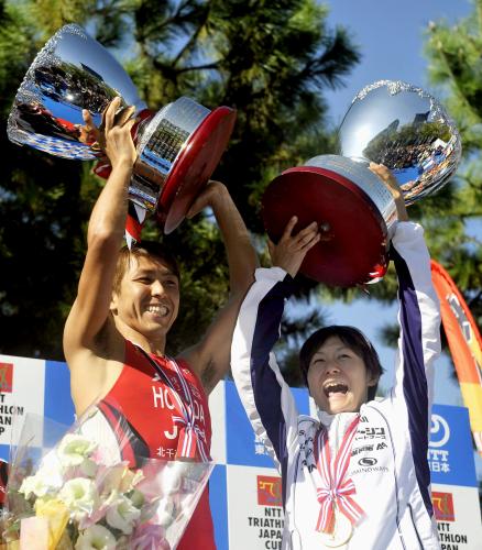 男子で初優勝した細田雄一（左）と女子で３度目の優勝の井出樹里