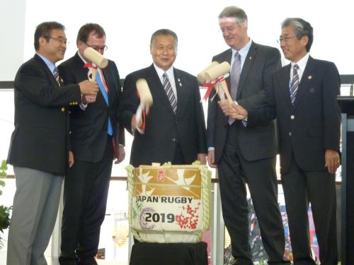 「２０１９年ラグビーＷ杯日本大会」のイベントで鏡開きをする（右から）竹田恒和ＪＯＣ会長、ラパセＩＲＢ会長、森喜朗日本協会会長ら