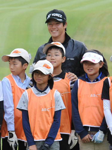 ＜マイナビＡＢＣ・練習日＞ゴルフ教室終了後、子供たちと笑顔で記念写真に納まる石川遼