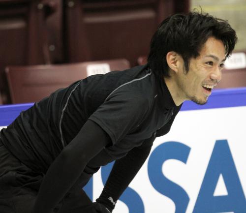 スケートカナダの公式練習中に笑顔を見せる高橋大輔