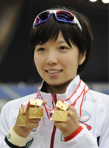 女子１０００メートルで優勝し、５００メートル、１５００メートルと合わせ３冠に輝いた小平奈緒