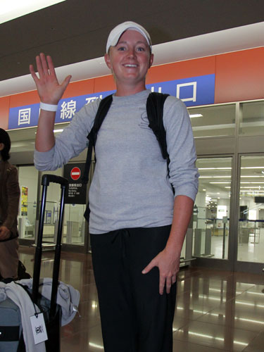 ステーシー・ルイスは中部国際空港に到着し笑顔を見せる