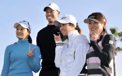 ラウンド前の記念撮影で笑顔を見せる（左から）諸見里しのぶ、タイガー・ウッズ、古閑美保、北田瑠衣