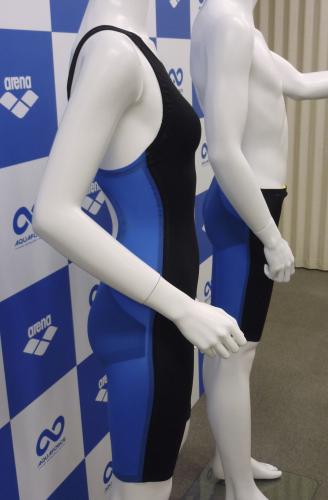 デサントが２０１２年に発売する、腹部側と背中側で異なる素材を使った新水着