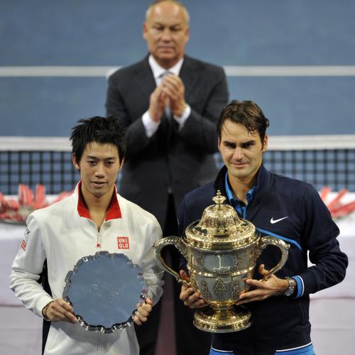 スイス室内テニスで優勝したロジャー・フェデラー（右）と準優勝の錦織圭