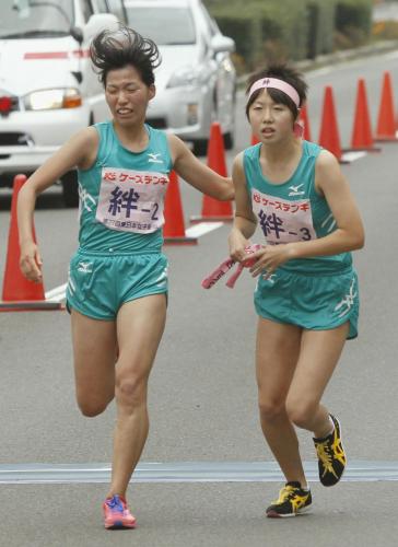 東日本女子駅伝でたすきをつなぐ「チーム絆」の福崎奈々選手（左）と西舘央恵選手