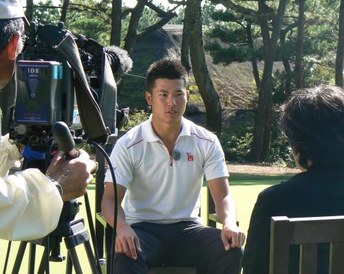 テレビのインタビュー収録をする松山英樹