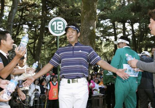 優勝を決め、仲間のゴルファーから祝福を受ける武藤俊憲